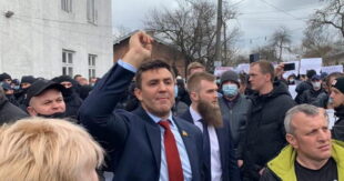 ФОТО: "Позор!": Люди освистали Николая Тищенко, который приехал на Прикарпатье "спасать" выборы