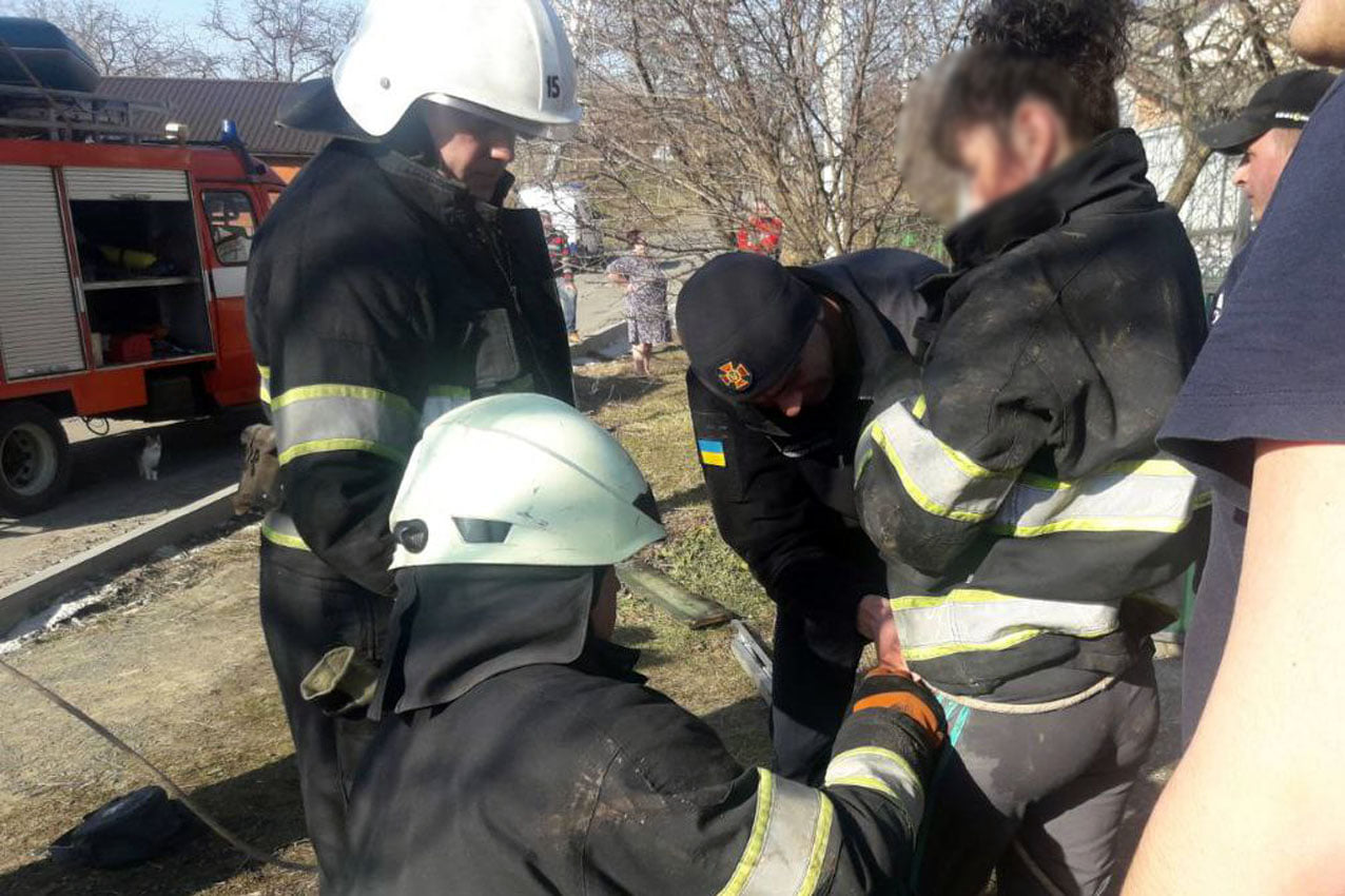 ВЫЖИЛИ ЧУДОМ: Под Хмельницким 5-тилетняя девочка упала в 17-метровый колодец, и мать бросилась за ней