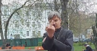 ВИДЕО: Пьяный священник дебоширил в центре Киева, бросался на людей и показывал средний палец