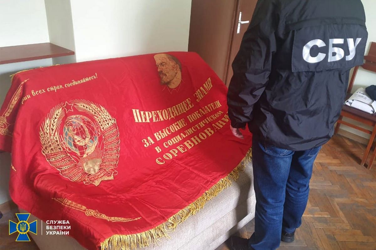 Под Львовом СБУ задержала мужчину за попытку продажи красного флага с Лениным: за это садят на три года