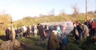 ВИДЕО: Странное освящение: в Харьковской области на Пасху пьяный священник облил верующих водой прямо из ведра