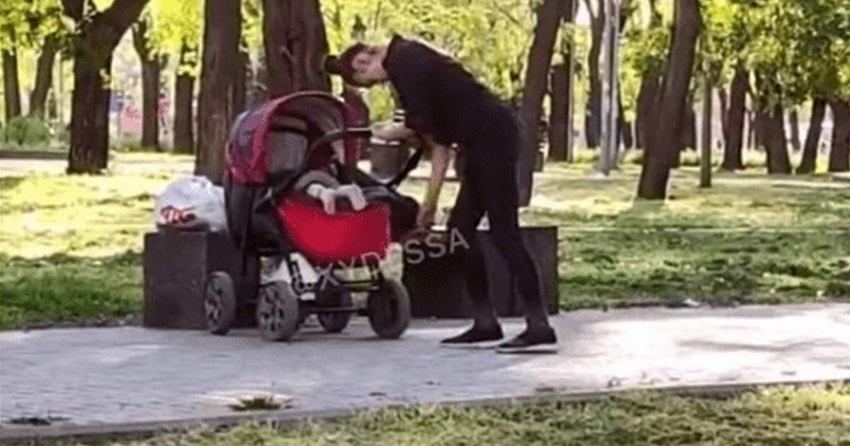 ВИДЕО: Засыпала на ходу - в Одессе мать еле держалась на ногах во время прогулки с младенцем