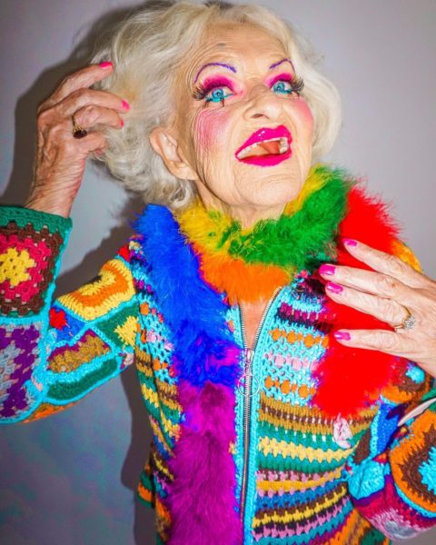 ФОТОПОДБОРКА: Безумный макияж и леопардовое боди: старушка в 92 года живет так, что завидует даже молодежь