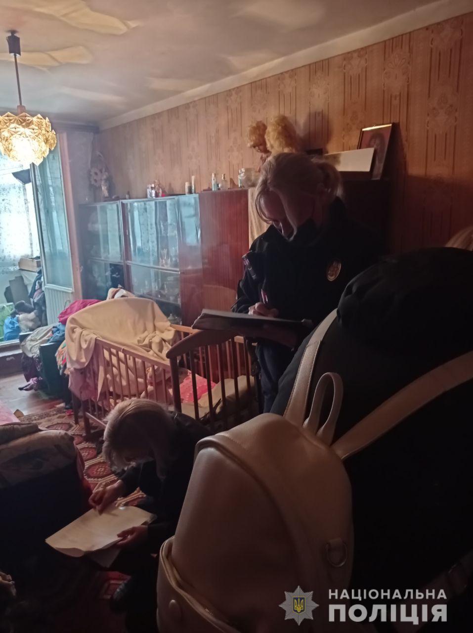 ВИДЕО: В Харькове мать кулаками избивала 1,5-летнего сына "в целях воспитания" у всех на глазах: дело закончилось полицией