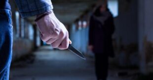 ВИДЕО: В центре Днепра мужчина с ножом набросился в магазине на женщину с годовалым ребенком
