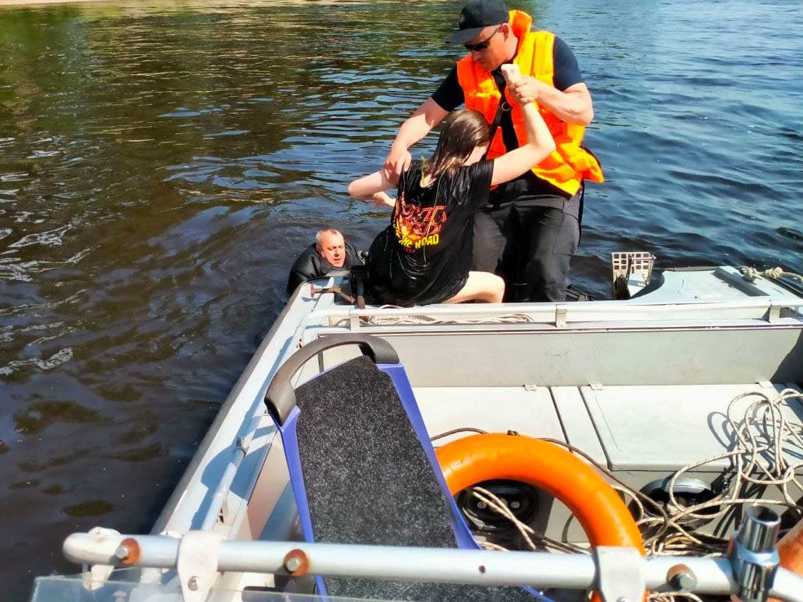 ФОТО: Стали ангелами-хранителями - в Киеве спасли тонущего в Днепре ребенка, которого уносило течением на середину реки