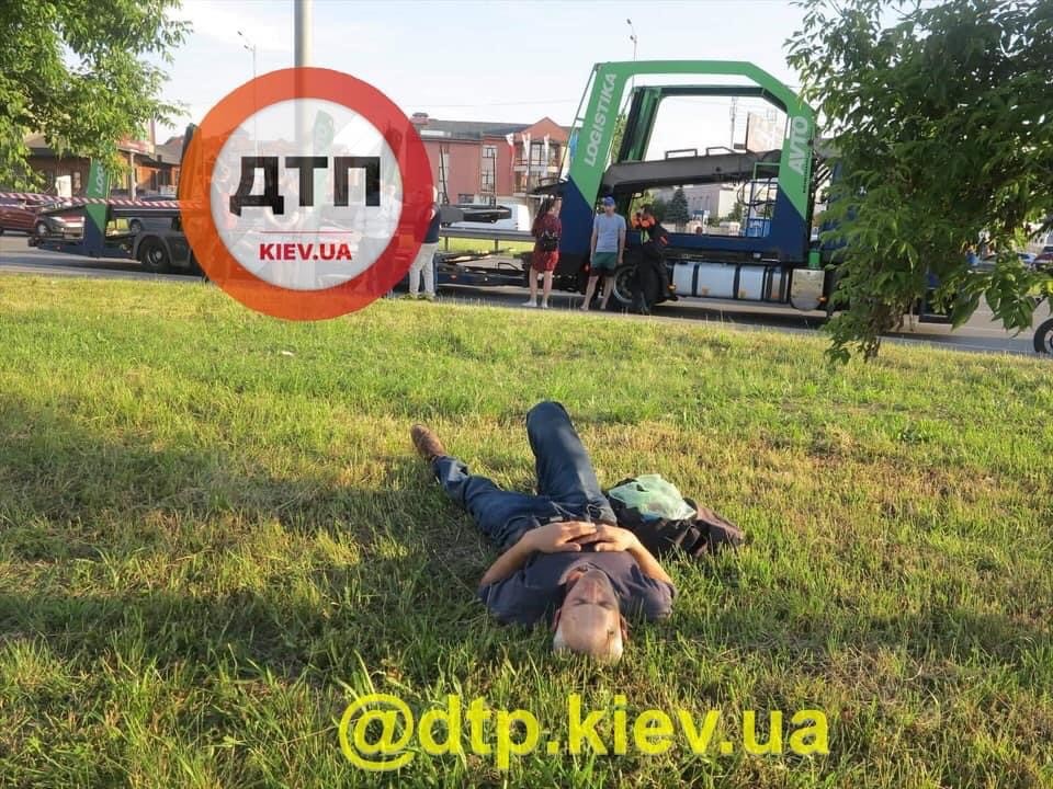 ФОТО: Толкнул под фуру лег спать на траве, пока родные погибшего плакали - жуткие детали ДТП в Киеве с пьяным пешеходом и велосипедистом