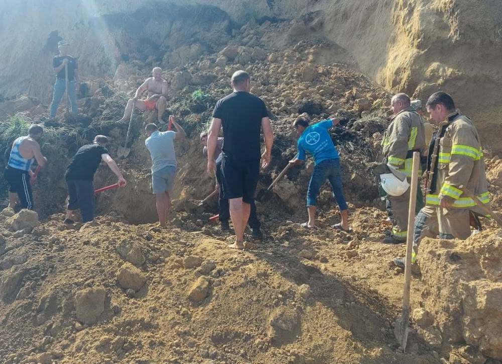 На пляж в Одесской области сошел оползень: под завалами могут быть люди, проходит операция по разбору завалов