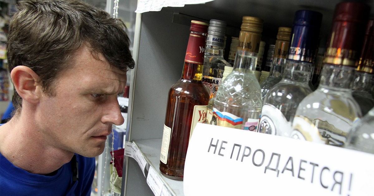 В Украине предлагают запретить продажу алкоголя и сигарет в супермаркетах: о чем идет речь?
