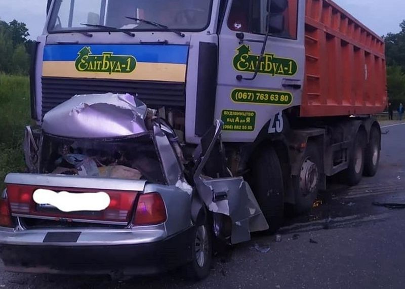 ФОТО: На Полтавщине жуткая авария: авто влетело под грузовик, четверо погибли на месте