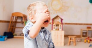 СКАНДАЛ, ВИДЕО: В Черкассах няня в детском саду избивала двухлетнего мальчика до синяков - взрослые в шоке