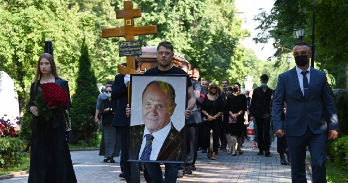ФОТО: Юлия Меньшова на кладбище провела странный обряд над гробом покойного отца, рассыпав порошок