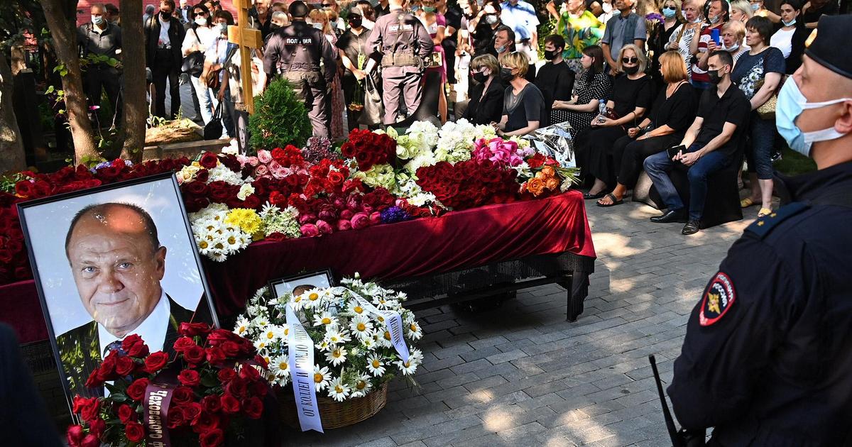 ФОТО: Юлия Меньшова на кладбище провела странный обряд над гробом покойного отца, рассыпав порошок
