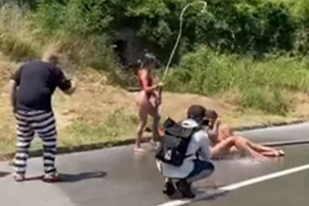 Украинские "модели" никак не уймутся: в Черногории за "голую" фотосессию на автодороге оштрафовали трех украинок