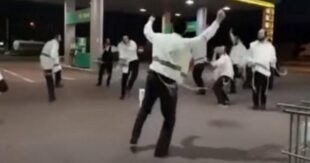 ВИДЕО: На закарпатской заправке хасиды-туристы устроили зажигательные танцы вокруг рулонов бумаги