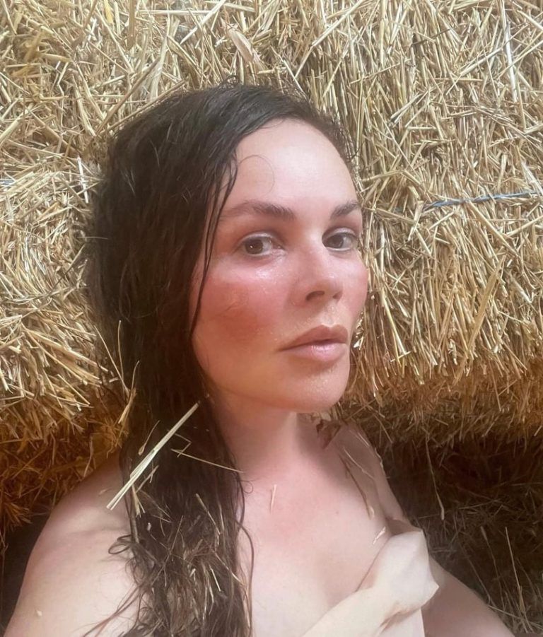 ВИДЕО: Возраст не по помеха красоте: 59-летняя Андреева без косметики и в одном полотенце ошарашила Сеть