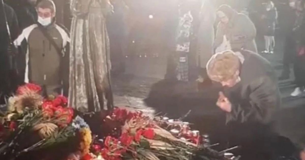 ВИДЕО: В Киеве пенсионер собирал и ел хлеб, оставленный на мемориале памяти жертв Голодомора