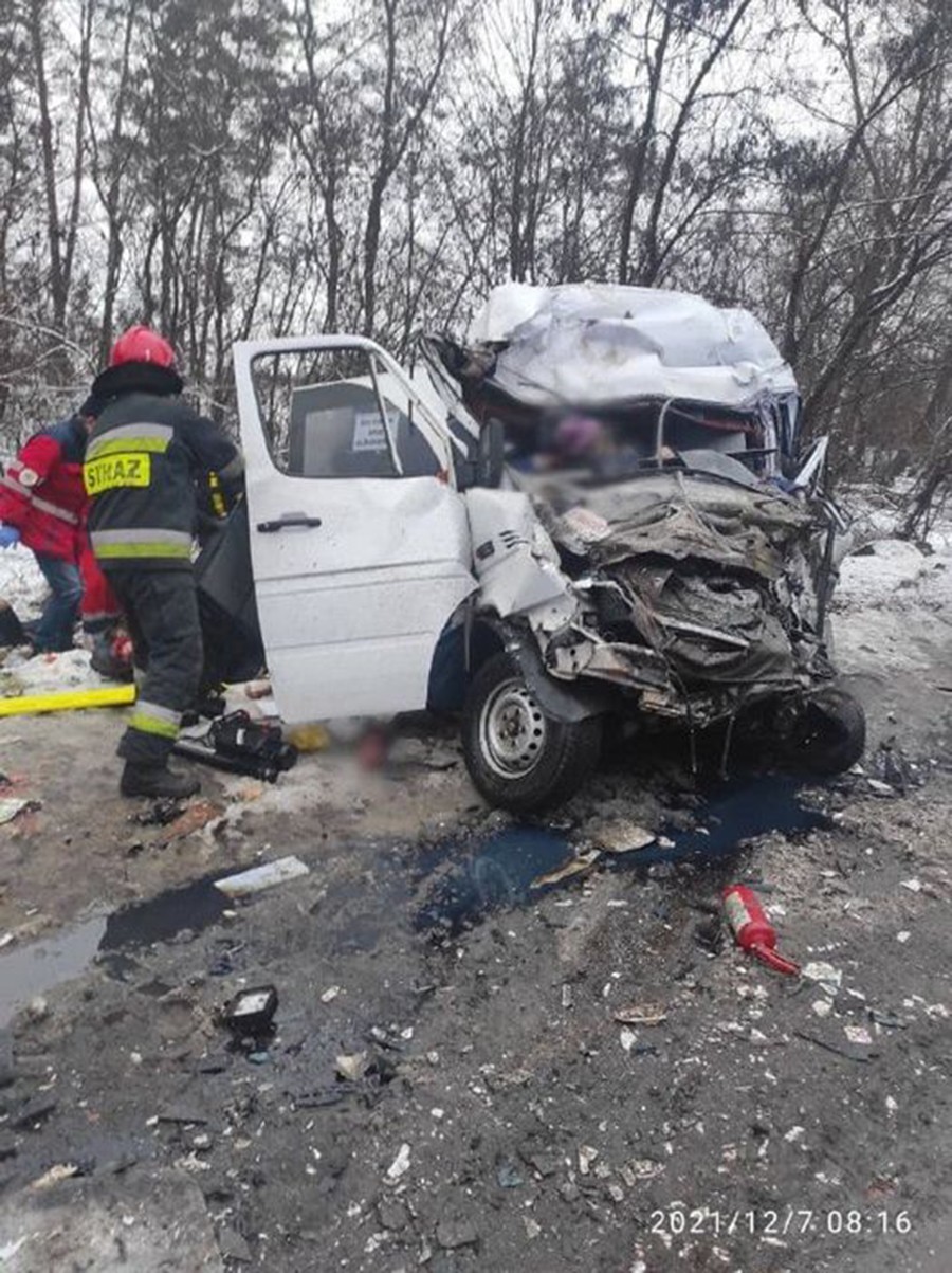 НОЧНАЯ ТРАГЕДИЯ: Не меньше десяти погибших - в Черниговской области авария, грузовик столкнулся с маршруткой