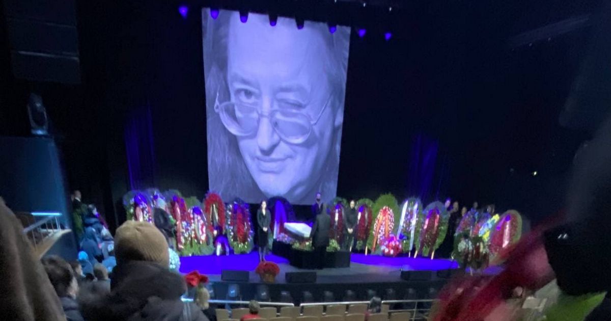 ФОТО: Градский в гробу был в очках - В Москве состоялись похороны Александра Градского, гроб с телом утопал в цветах на сцене его любимого театра