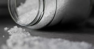 Зачем сыпать соль под порог в новогоднюю ночь? С помощью соли можно избавиться от долгов и наладить жизнь в Новом году