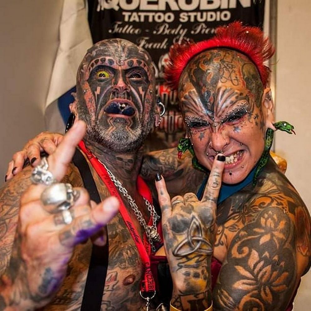 Муж и жена - одна сатана: 50 пирсингов, тату на "этих местах" и раздвоенный язык - как выглядит самая татуированная пара в мире