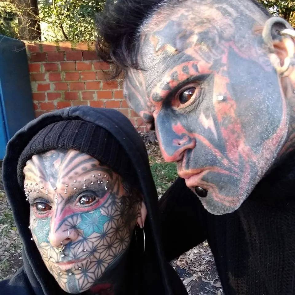 Муж и жена - одна сатана: 50 пирсингов, тату на "этих местах" и раздвоенный язык - как выглядит самая татуированная пара в мире