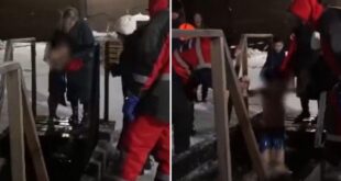 ВИДЕО: Мать заставила маленького сына "смывать грехи" в ледяной воде при -26 на улице - Ребенка окунают в прорубь