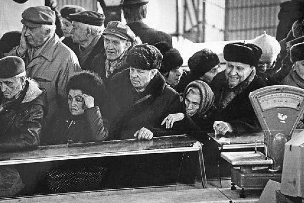 Опубликованы запрещенные фото времен СССР, на которых видно, как люди дерутся за еду и одежду