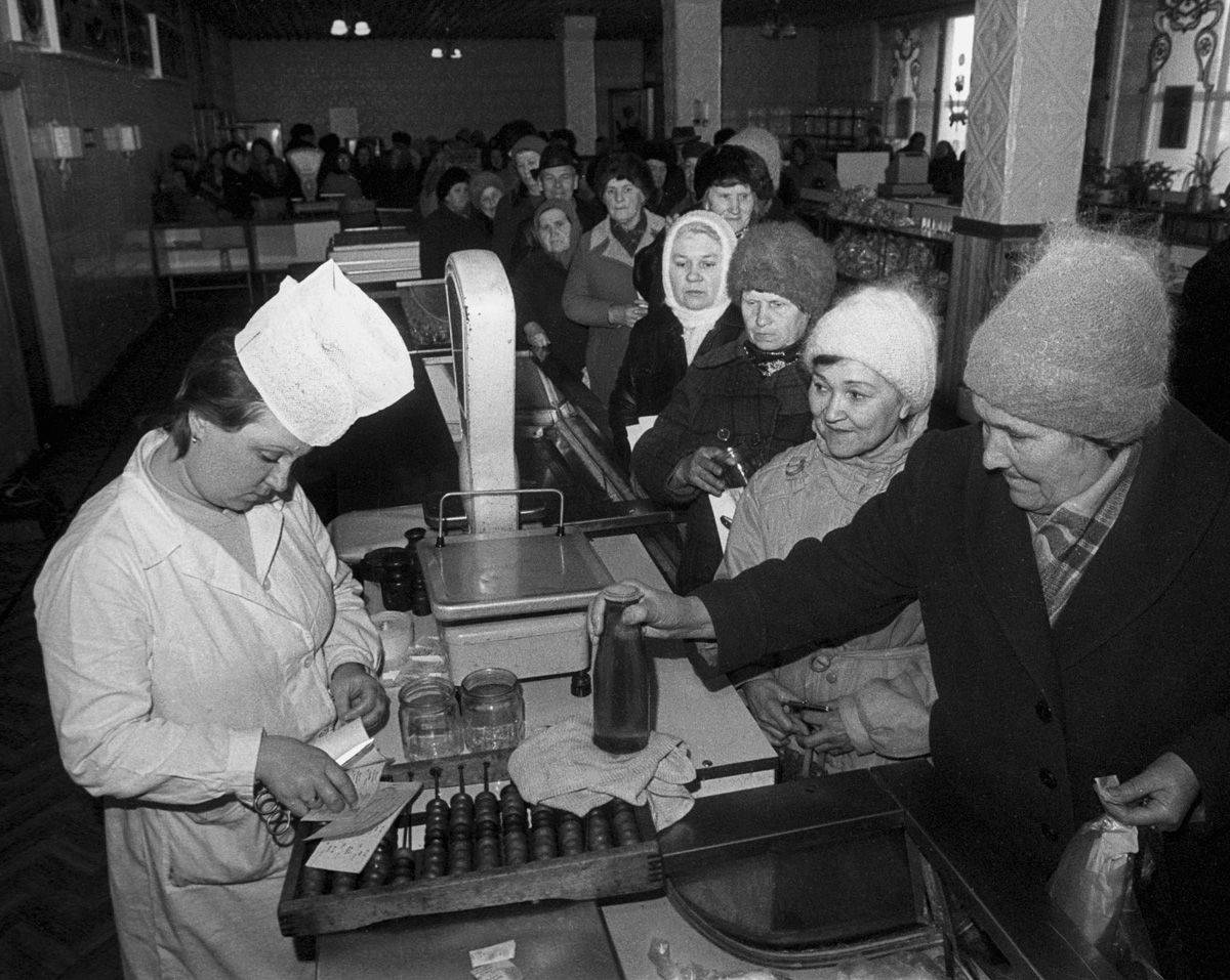 Опубликованы запрещенные фото времен СССР, на которых видно, как люди дерутся за еду и одежду
