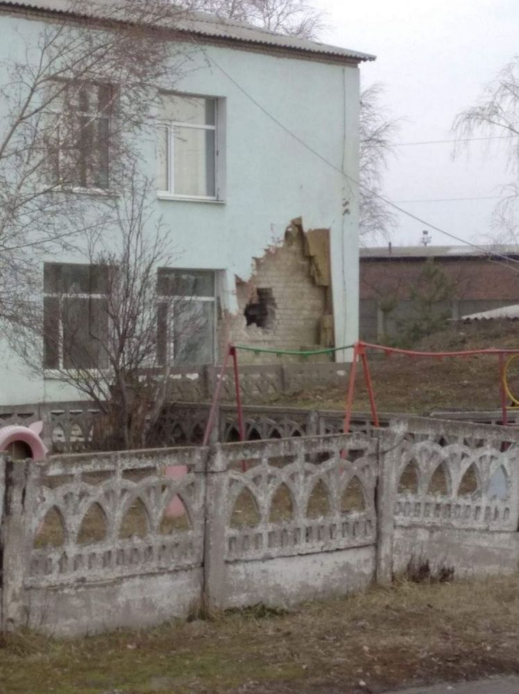 ФОТО: 17 февраля 2022 российские войска обстреляли детский сад в Станице Луганской, на украинской территории