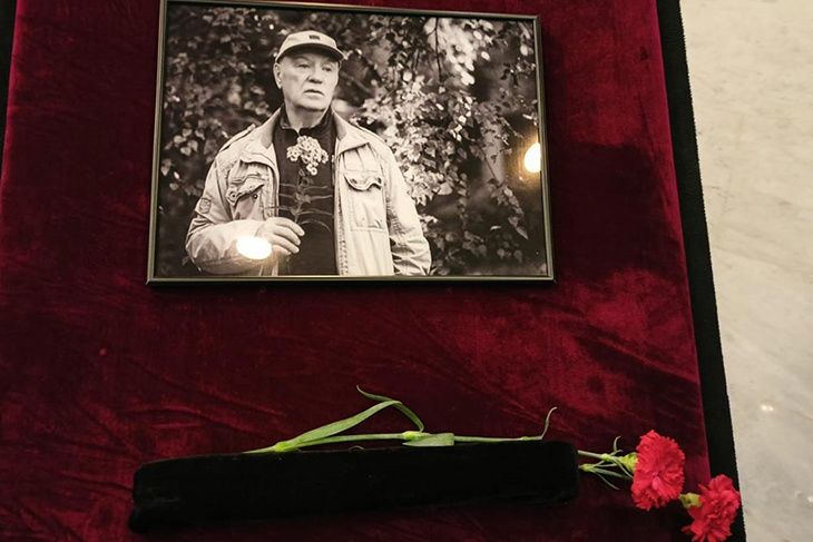 ФОТО: Совершенно неузнаваем на фотографиях: появились снимки Леонида Куравлева в гробу с похорон