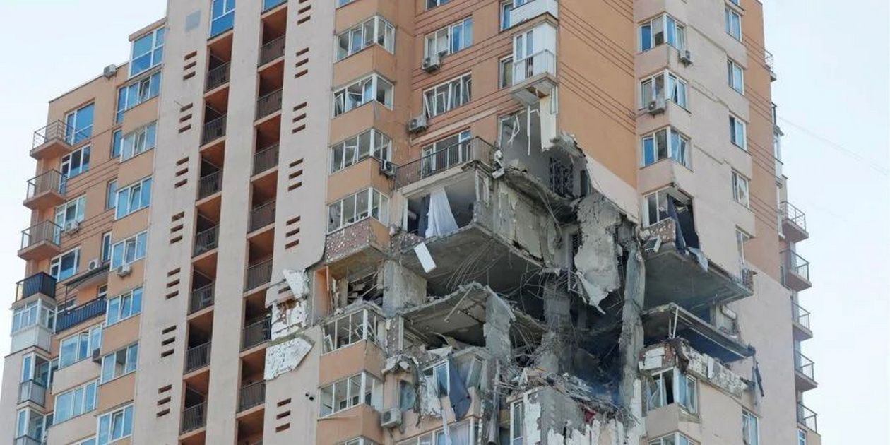 ВИДЕО: Утром 26 февраля в жилой дом в Киеве попала ракета - разрушено несколько этажей многоэтажки