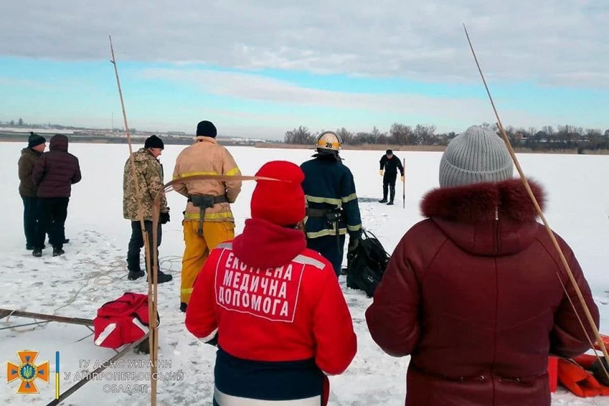 Смерти других ничему не учат: под Днепром мужчина, попросив друга снять видео, нырнул в прорубь и ушел под лед