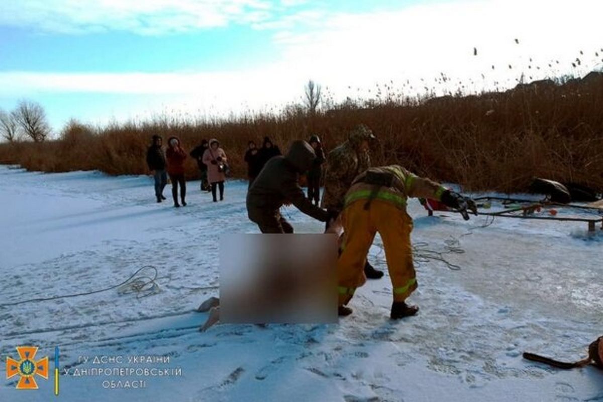 Смерти других ничему не учат: под Днепром мужчина, попросив друга снять видео, нырнул в прорубь и ушел под лед