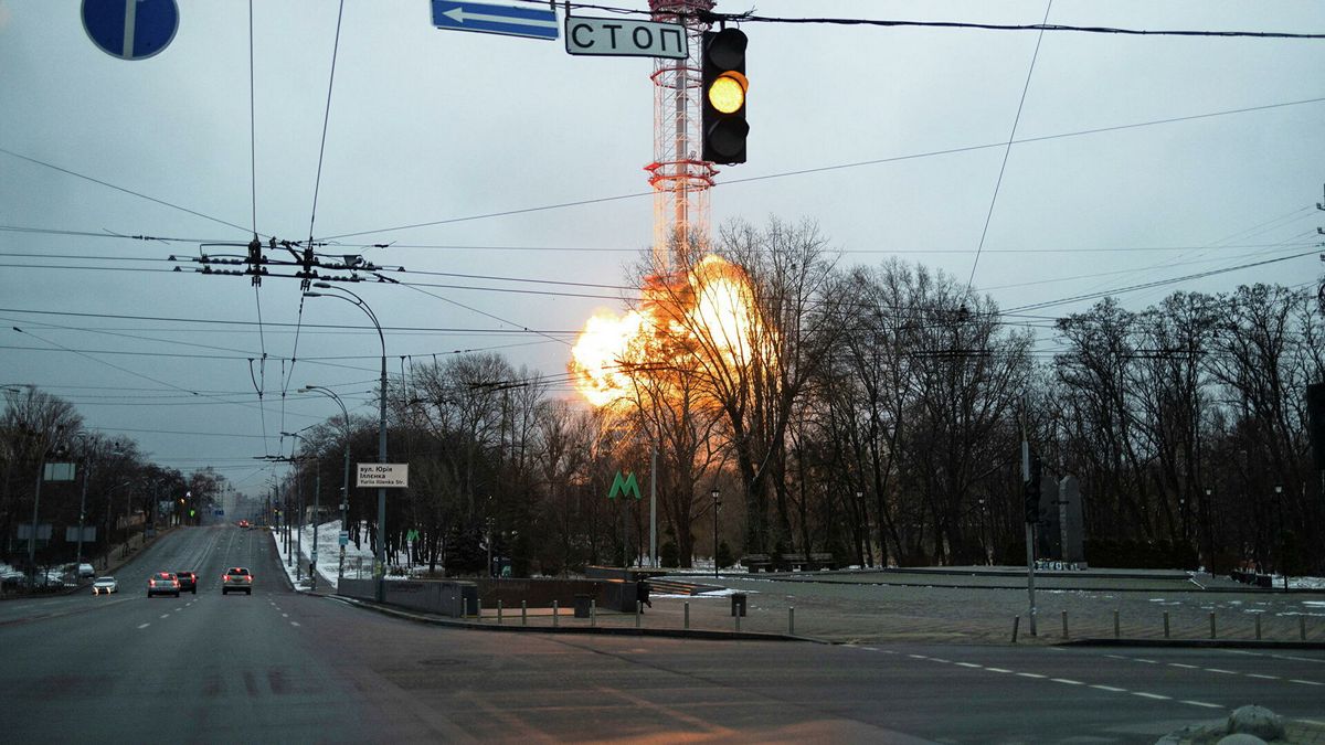 ВИДЕО: Россия ракетами атаковала телевышку в Киеве и мемориал жертвам Бабьего Яра: временно будут перебои с трансляцией